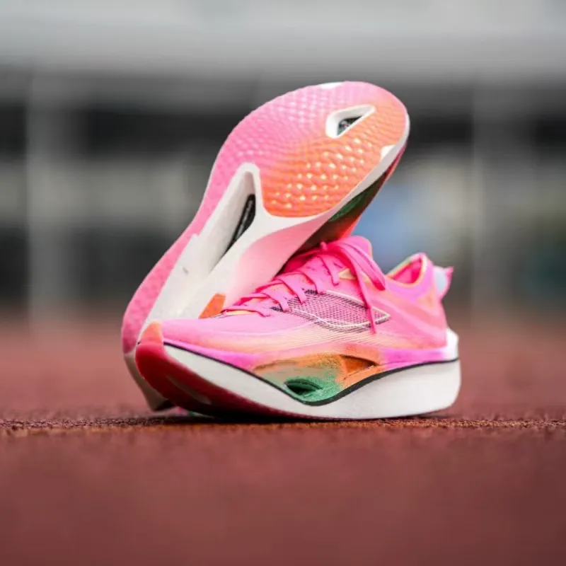 Běžecké tenisky Fashion Runner Air s karbonovým plátem a pleteným svrškem, šněrováním a výrazně tvarovanou podrážkou pro každodenní nošení.